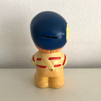 Kleine jongen spaarpot
